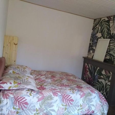 Appartement Cozy Dans Maison Privee Tauves Eksteriør bilde