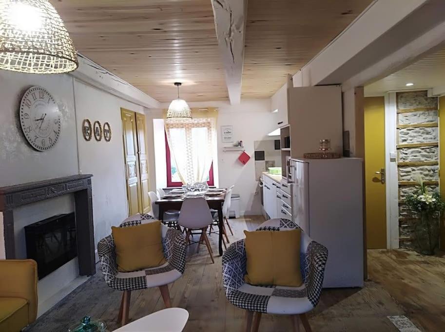 Appartement Cozy Dans Maison Privee Tauves Eksteriør bilde