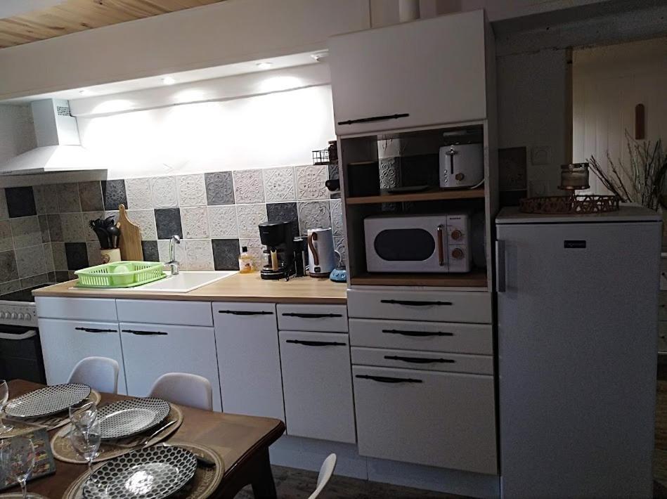 Appartement Cozy Dans Maison Privee Tauves Eksteriør bilde