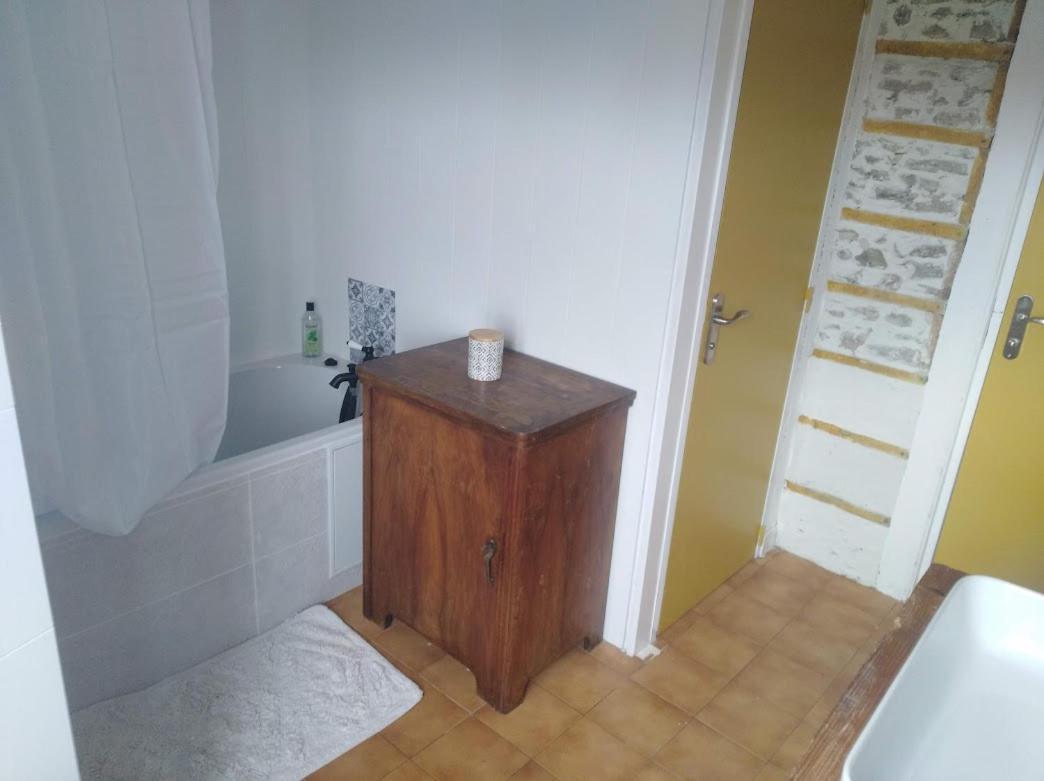 Appartement Cozy Dans Maison Privee Tauves Eksteriør bilde